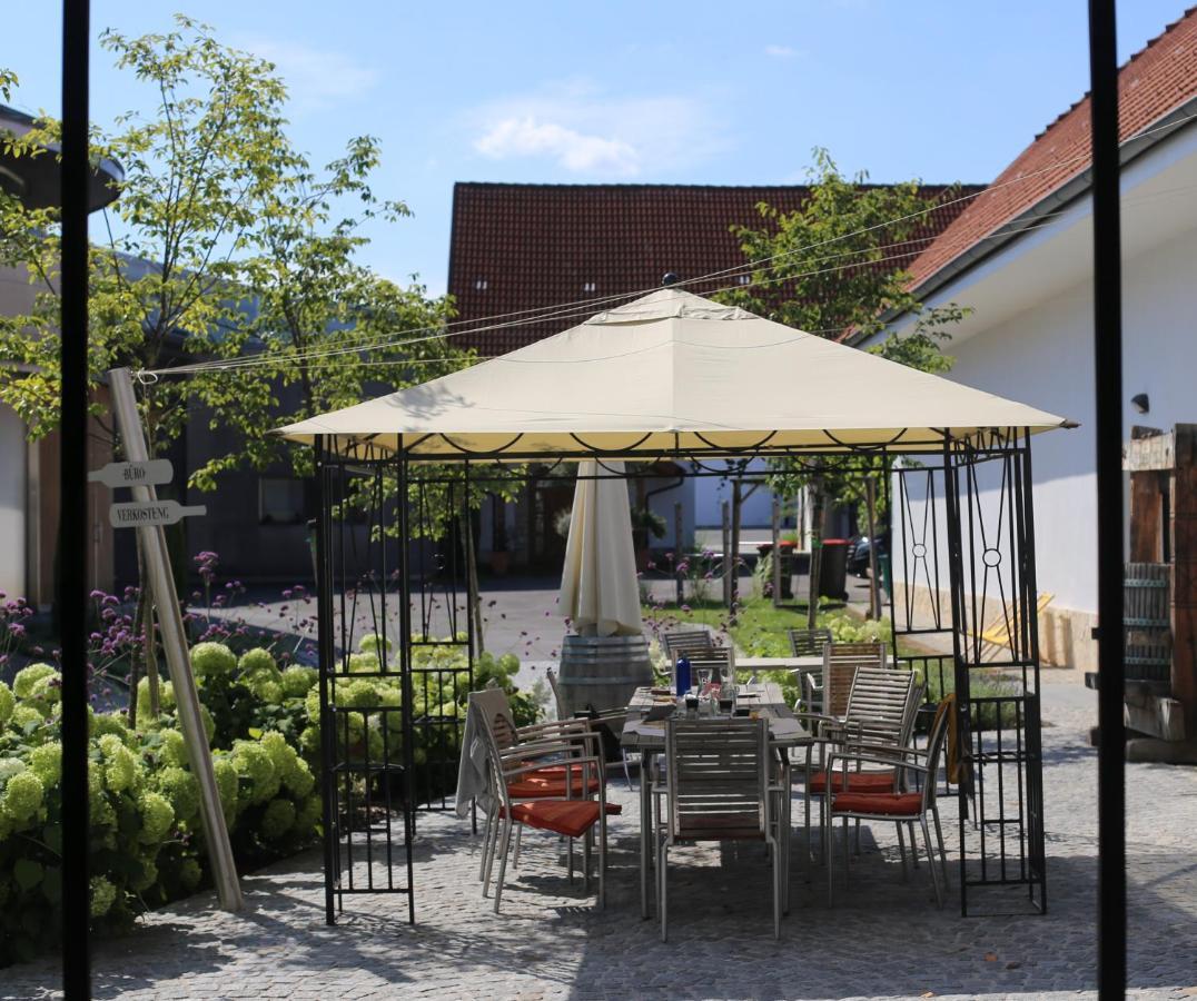 Weingut Silvia Heinrich Bed & Breakfast Deutschkreutz Exterior photo